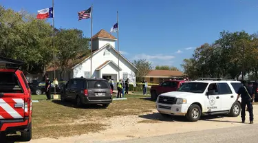 Suasana Gereja First Baptist setelah penembakan massal di Sutherland Springs, Texas, (5/11). Insiden  penembakan terjadi pada Minggu 5 November 2017 pukul 11.30 waktu setempat, Minggu, 5 November 2017. (KSAT via AP)