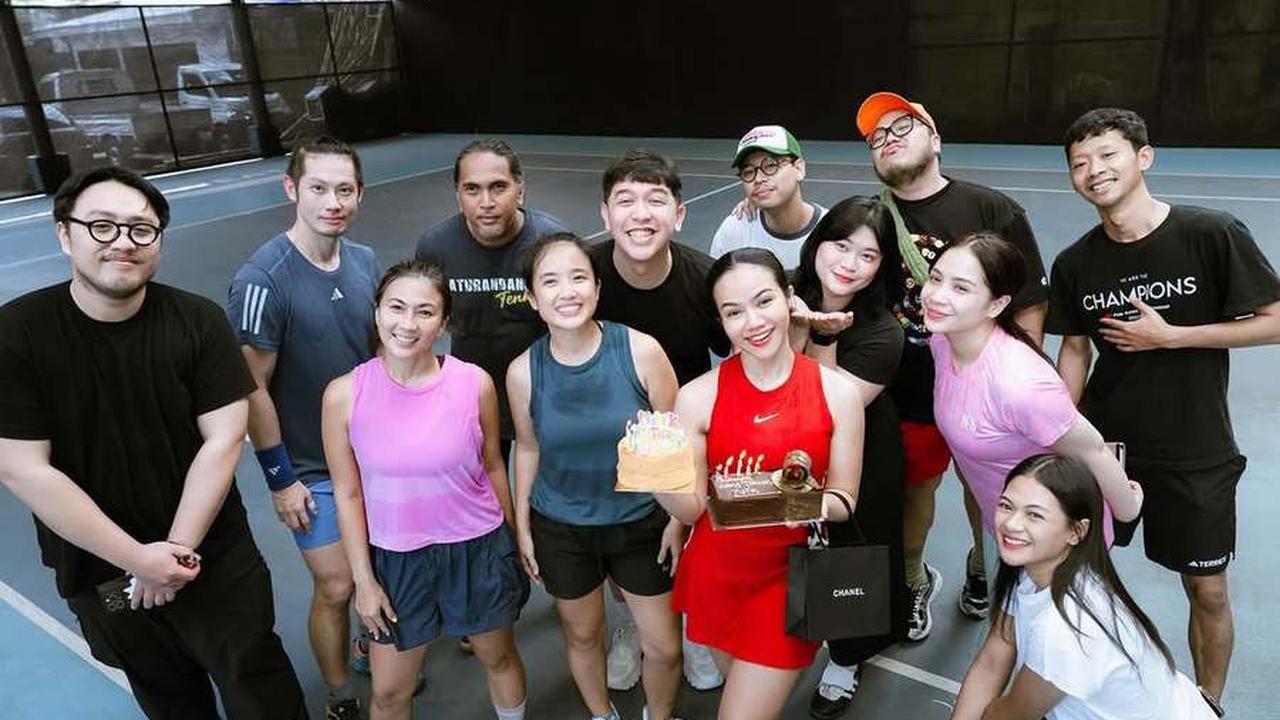 8 Potret Ultah Yura Yunita Dirayakan Bareng Nagita Slavina & Teman-Teman Main Padel, Dapat Kado Spesial