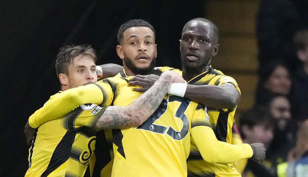 Pemain Watford Joshua King merayakan dengan rekan setimnya usai mencetak gol ke gawang Manchester United pada pertandingan sepak bola Liga Inggris di Vicarage Road, Watford, Inggris, 20 November, 2021. Watford menang 4-1. (AP Photo/Frank Augstein)