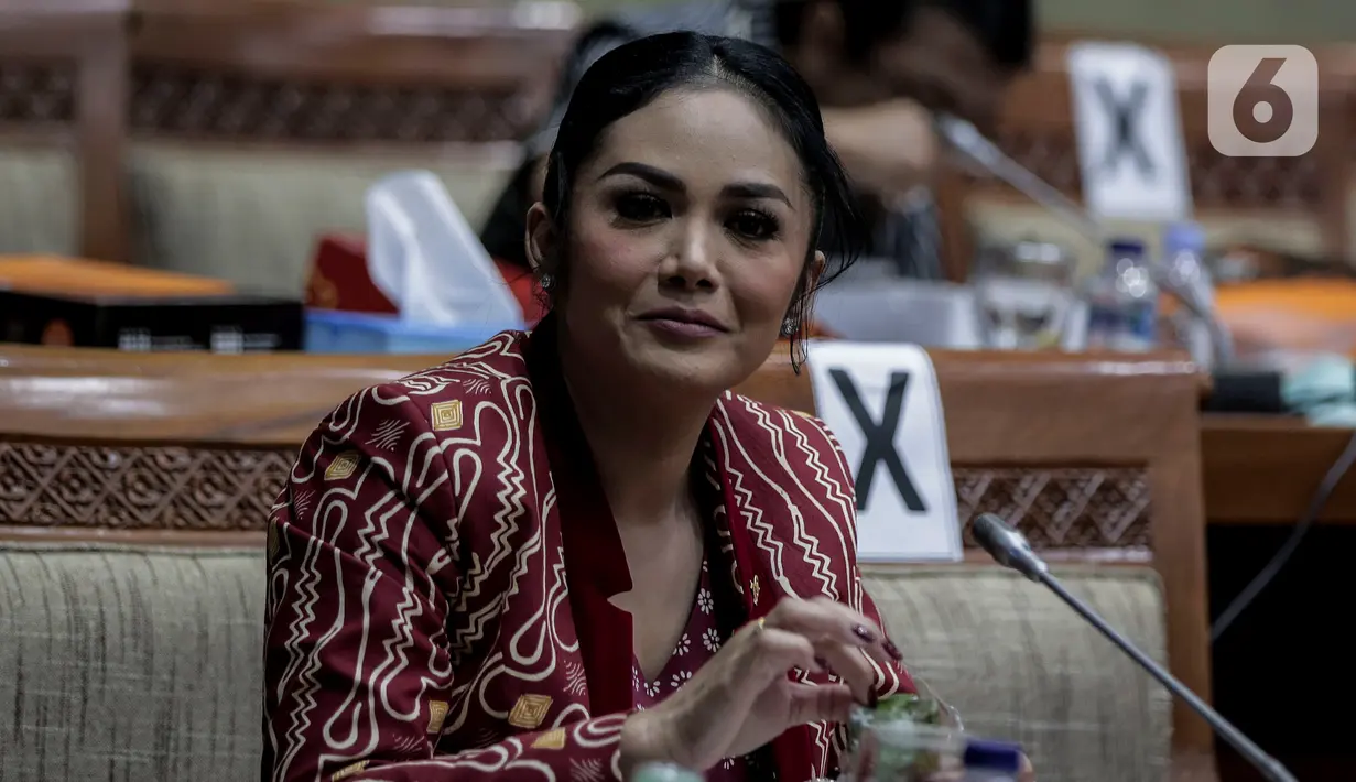 Anggota DPR Komisi IX Krisdayanti mengikuti rapat kerja dengan Menteri Tenaga Kerja dan Dirut BPJS Ketenagakerjaan di Kompleks Parlemen, Senayan, Jakarta, Rabu (8/7/2020). (Liputan6.com/Johan Tallo)