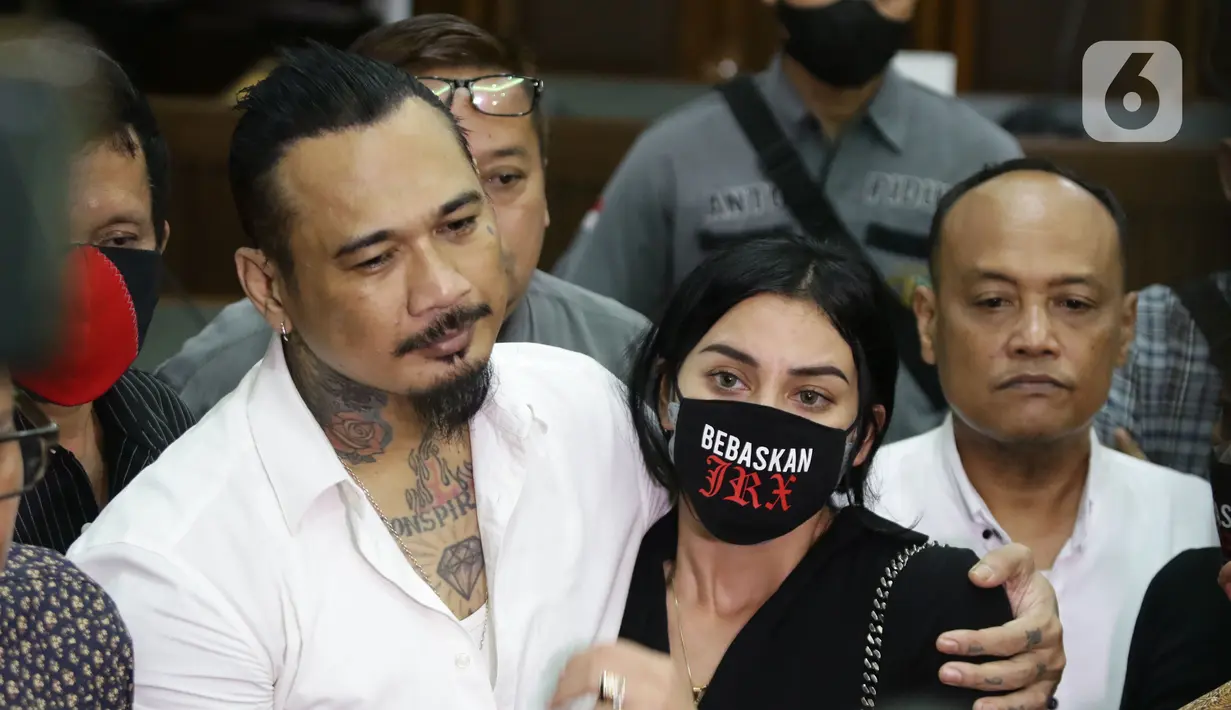 I Gede Ari Astina alias Jerinx SID (kiri) bersama istrinya Nora Alexandra memberi keterangan usai sidang putusan kasus dugaan pengancaman terhadap Adam Deni di Pengadilan Negeri Jakarta Pusat, Kamis (24/2/2022). Jerinx divonis satu tahun penjara, denda Rp 25 juta. (Liputan6.com/Helmi Fithriansyah)