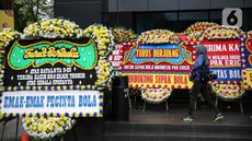 Kantor PSSI yang berada di GBK Arena, Jakarta, dibanjiri karangan bunga sebagai respons atas pembatalan Indonesia menjadi tuan rumah Piala Dunia U-20 2023, Kamis (30/3/2023). (Liputan6.com/Faizal Fanani)
