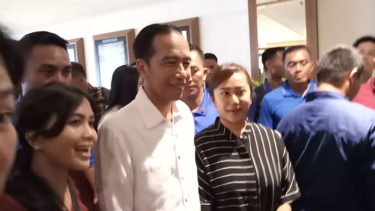 Jokowi menonton Film Dilan 1990