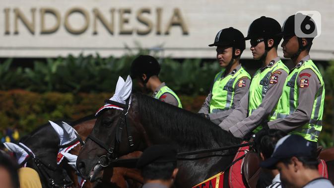Polisi berkuda saat berpatroli di car free day  di Bundaran Hotel Indonesia, Jakarta Pusat, Minggu (12/1/2020). Kehadiran polisi berkuda ini sebagai bentuk dukungan terhadap program CFD pemerintah. (Liputan6.com/Angga Yuniar)