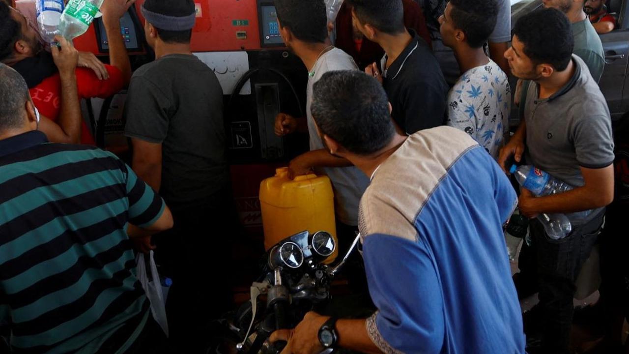 Terlihat warga Palestina menunggu giliran untuk pengisian bahan bakar di tengah kekurangan bahan bakar minyak di sebuah SPBU di Khan Younis, selatanJalur Gaza seiring berlanjutnya konflik Hamas dan Israel (15/10/2023).