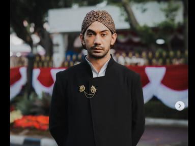 Reza Rahadian berbalut busana khas pangeran Jawa karya KRATON Auguste Soesastro (Foto: Arman Febryan via hagaipakan on Instagram)