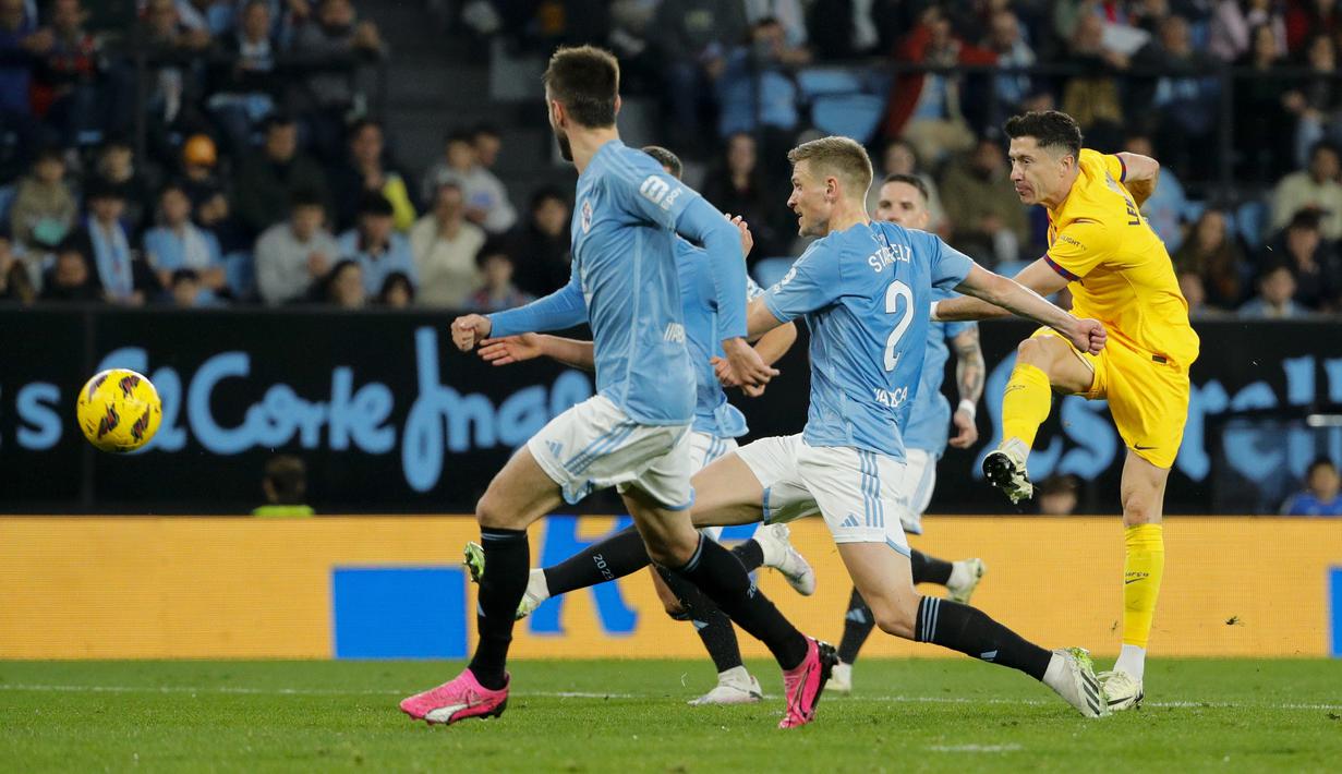 Pemain Barcelona, Robert Lewandowski,  melepaskan tendangan ke gawang Celta Vigo pada laga Liga Spanyol di Stadion Balaidos, Minggu (18/2/2024). Lewandowski memborong dua gol. (AP Photo/Lalo R. Villar)