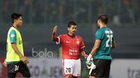 Pemain Persija Jakarta, Bambang Pamungkas (tengah) memberikan semangat kepada Andritany usai kalah dari Madura United pada lanjutan Liga 1 2017 di Stadion Patriot, Bekasi, Kamis (4/5/2017). Persija kalah 0-1. (Bola.com/Nicklas Hanoatubun)