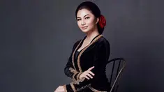Wanita kelahiran 8 November 1996 ini tampak menawan dengan balutan kebaya berwarna hitam dilengkapi dengan sanggul rambut dan aksesoris bunga. (Liputan6.com/IG/@arieltatum)