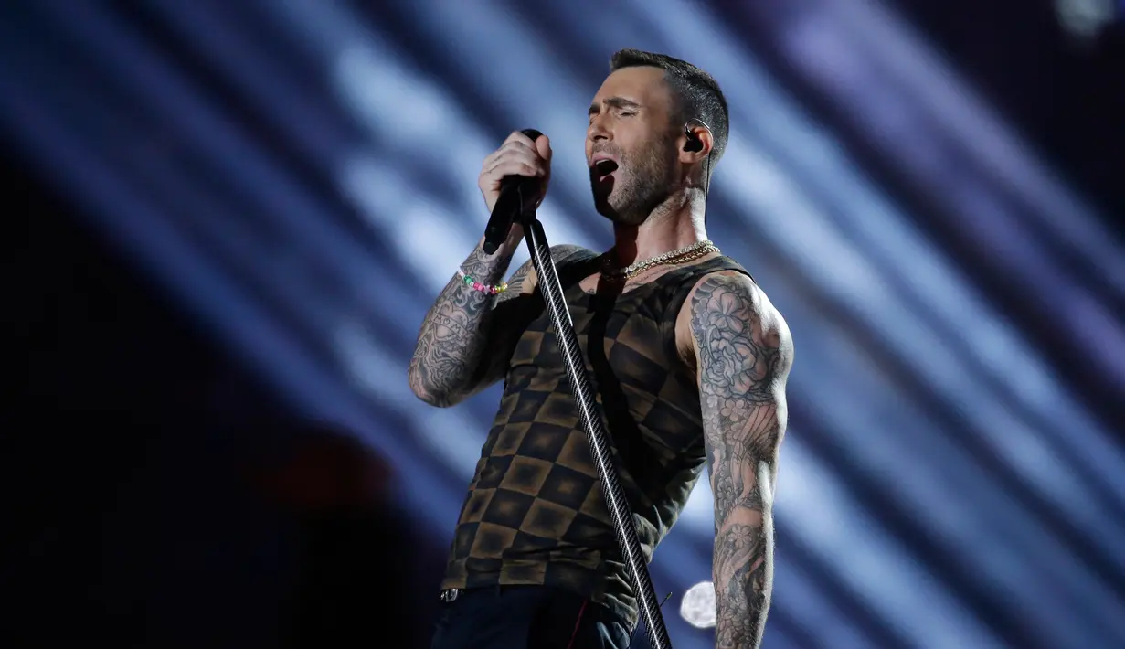 Vokalis Maroon 5 Adam Levine saat tampil memeriahkan pertandingan antara Los Angeles Rams dan New England Patriots dalam Super Bowl LIII di Atlanta, Georgia, AS, Minggu (3/2). (AP Photo/Mark Humphrey)