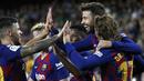 Para pemain Barcelona merayakan gol yang dicetak oleh Gerard Pique ke gawang Valencia pada laga La Liga di Stadion Camp Nou, Sabtu (14/9). Barcelona menang 5-2 atas Valencia. (AP/Joan Monfort)