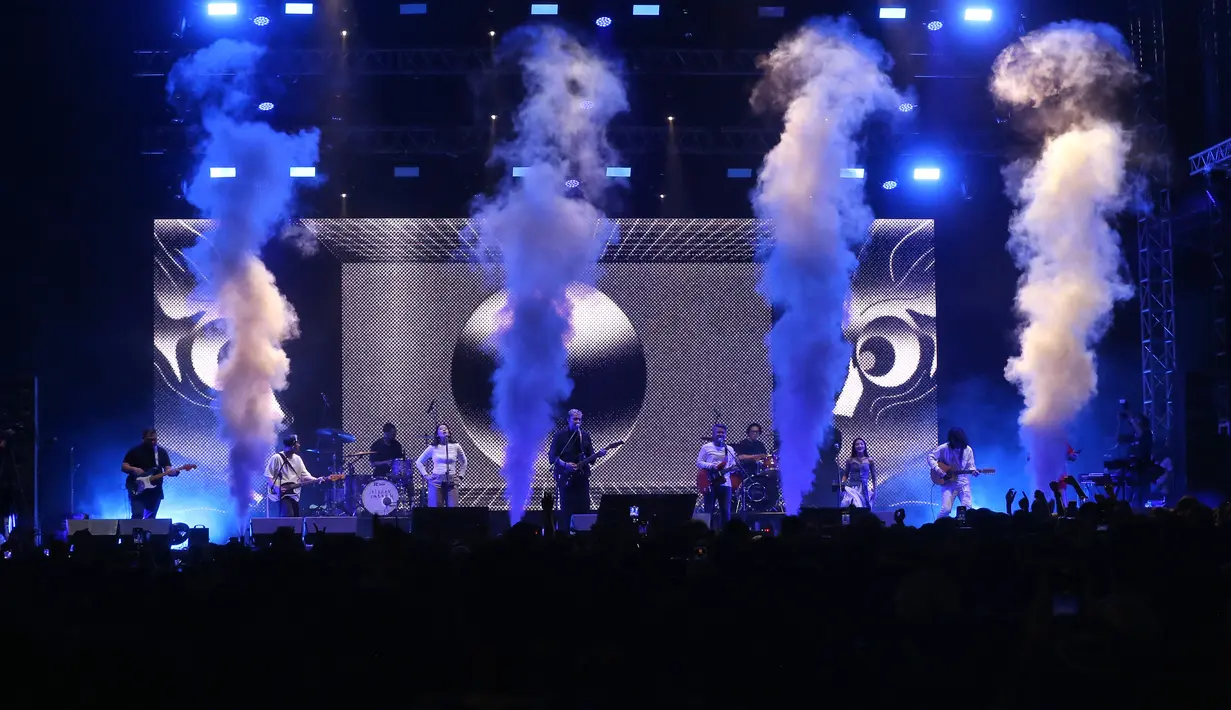 Barasuara x Efek Rumah Kaca di hari pertama The Sounds Project 2024, Jumat (9/8). [Foto: Adrian Putra/Fimela]