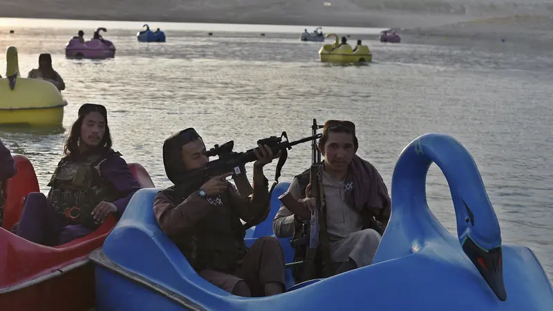 Bawa Senjata, Pasukan Taliban Main Perahu Bebek di Danau Qargha