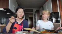YouTuber Korea Selatan Hari Jisun Mukbang Review Frozen Food yang Dibilang Makanan Indonesia di Eropa, Rasanya Mengecewakan. (Dok: YouTube @HariJisun)