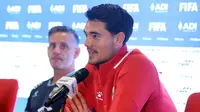 Pemain Timnas Indonesia, Elkan Baggott memberikan keterangan dalam konferensi pers menjelang FIFA Series melawan St Kitts and Navis di Stadion Utama Gelora Bung Karno (SUGBK), Senayan, Jakarta, Kamis (26/03/2026). (Bola.com/M Iqbal Ichsan)