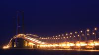 Indahnya Jembatan Suramadu di malam hari.