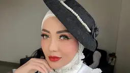 Beberapa gaya hijab Bella Shofie dengan topi terlihat sangat glamor. Penampilannya pun semakin cantik dengan pilihan oufit yang sesuai. (FOTO: instagram.com/bellashofie_rigan/)