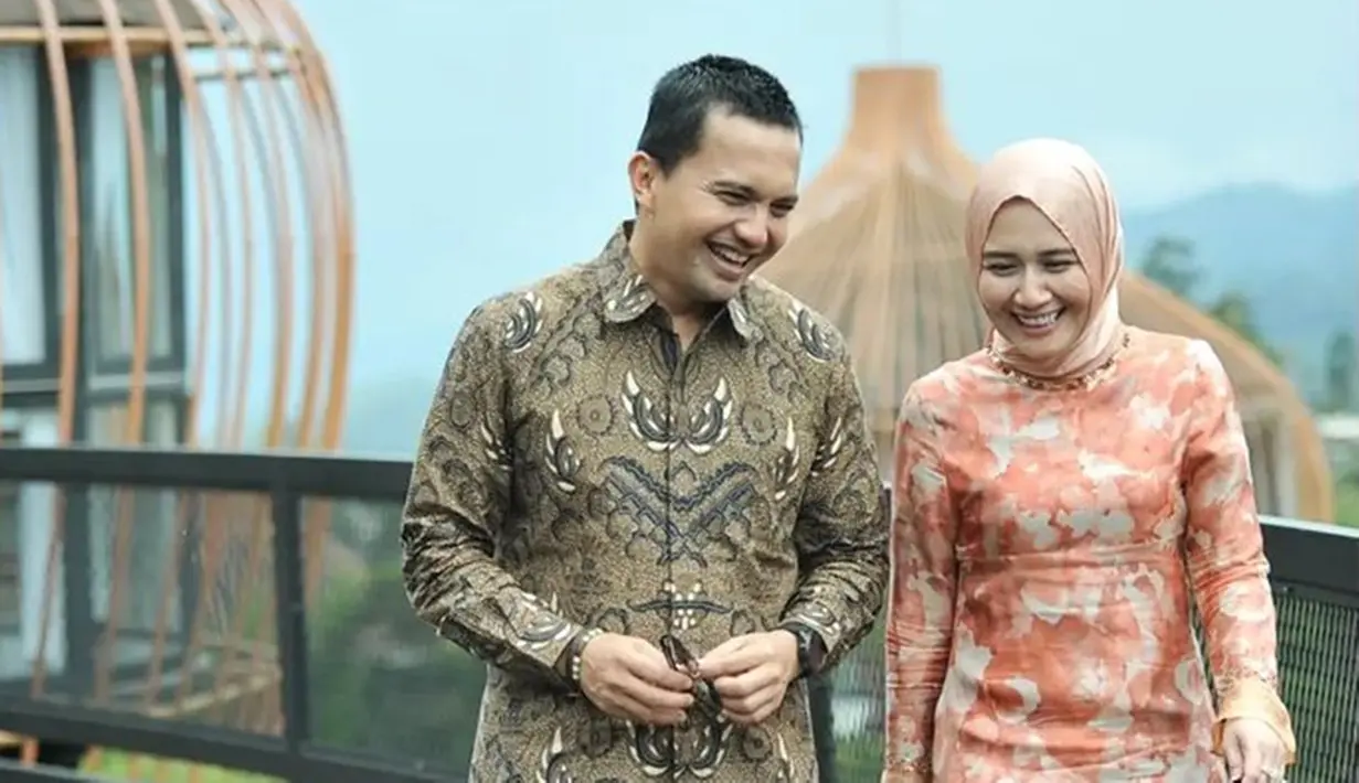 Selama ini, Wakil Bupati Bandung itu kerap datang seorang diri saat kondangan sebagai tamu atau menjadi saksi nikah. Namun baru-baru ini Sahrul Gunawan menggandeng seorang wanita untuk hadir bersama di sebuah acara pernikahan. (Liputan6.com/IG/@sahrulgunawanofficial)