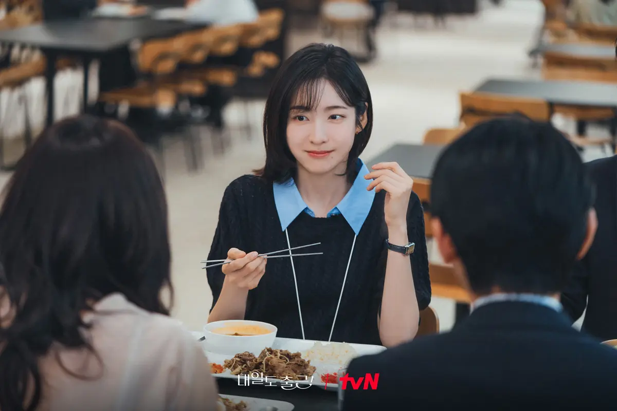 Park Ji Hyun dalam drakor See You at Work Tomorrow. (tvN via Soompi)
