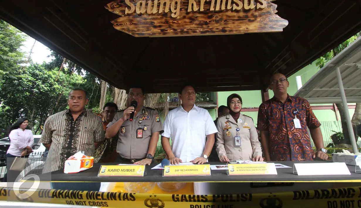 Kabid Humas Polda Metro Jaya, Kombes Argo Juwono memberi keterangan saat merilis perdagangan ilegal bibit lobster di Polda Metro Jaya, Jakarta, Jumat (23/12). (Liputan6.com/Gempur M. Surya)