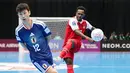 Pemain Timnas Futsal Indonesia, Wendy Brian (kanan) berusaha mencetak gol dihalangi pemain Jepang, Kokoro Harada dalam laga semifinal Piala Asia Futsal 2026 melawan Jepang di Indonesia Arena, Senayan, Jakarta, Kamis (05/02/2026). (Bola.com/Bagaskara Lazuardi)