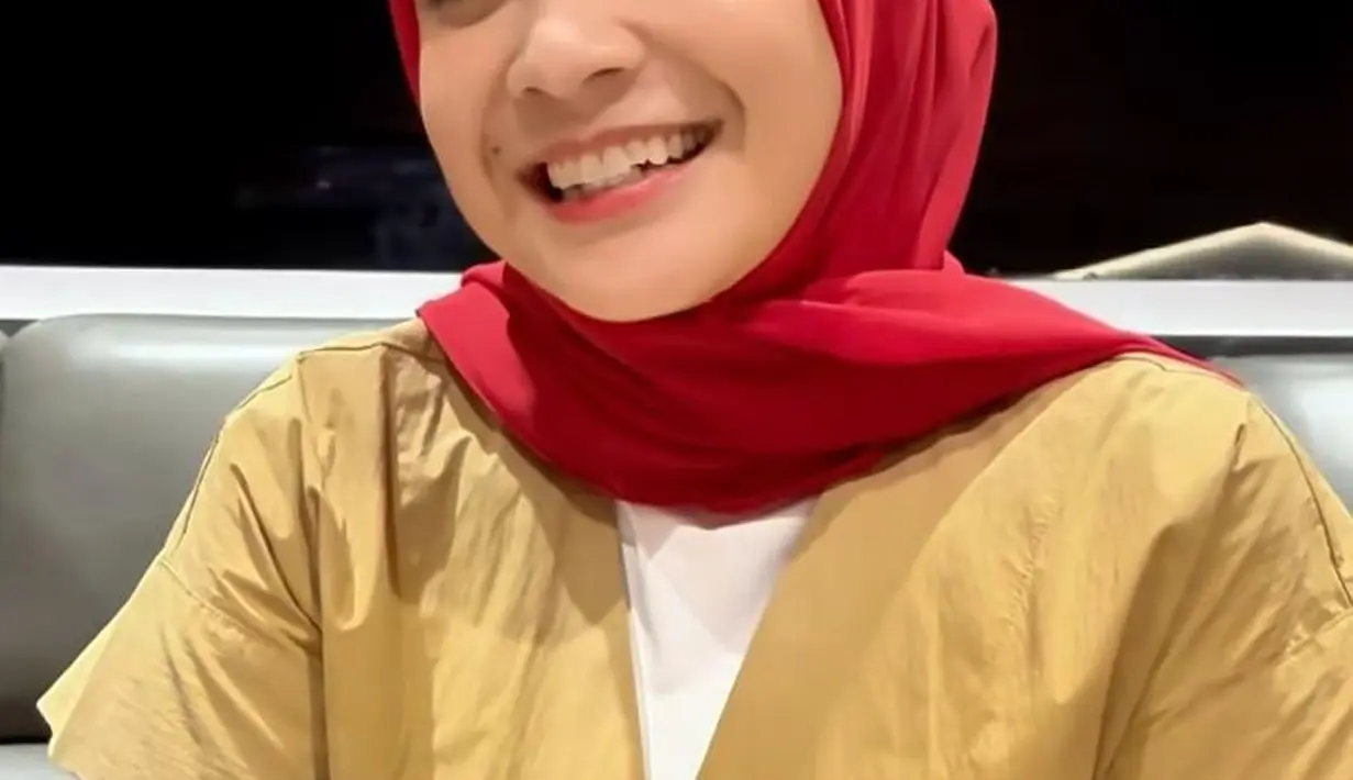 <p>Seperti potret ini, Nagita tampil menawan memadukan vest top warna coklatnya dengan manset warna cream dan pashmina warna merah terang. [@raffinagita1717].</p>