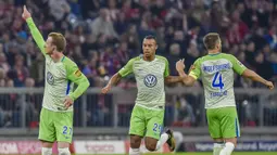 Gelandang VfL Wolfsburg, Maximilian Arnold, melakukan selebrasi usai mencetak gol ke gawang Bayern Munchen pada laga Bundesliga, di Stadion Allianz, Kamis (22/9/2017). Bayern Munchen ditahan imbang 2-2 oleh VfL Wolfsburg. (AFP/Guenter Schiffmann)