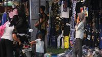 Barisan pedagang kaki lima di pelataran Stadion Kanjuruhan, Malang menjelang laga uji coba Arema FC kontra PSIS Semarang, Minggu (22/5/2022). (Bola.com/Iwan Setiawan)