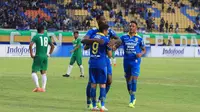 Persib saat beruji coba melawan Melaka United di Stadion Si Jalak Harupat, Soreang (1/2/2020). (Bola.com/Erwin Snaz)