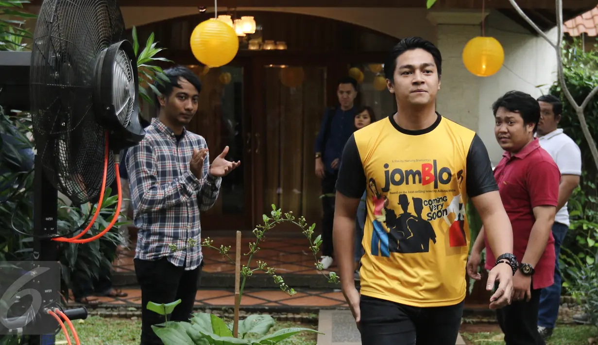 Deva Mahenra berpose usai jumpa pers di Kantor Falcon Pictures, Jakarta, Kamis (16/3). Deva menjadi salah satu pemain dalam film Jomblo Coming Very Soon yang disutradarai Hanung Bramantyo. (Liputan6.com/Herman Zakharia)