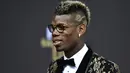 Gelandang Juventus, Paul Pogba berpose saat tiba menghadiri penghargaan FIFA Ballon d'Or 2015 di Kongresshaus, Zurich, Swiss (11/1/2016). Pemain terbaik dunia FIFA Ballon d'Or 2015 direbut penyerang Barcelona Lionel Messi. (AFP PHOTO/MICHAEL Buholzer)