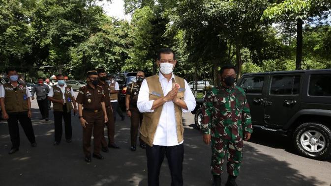Ketua Satgas COVID-19 Doni Monardo apresiasi Kodam III/Siliwangi yang izinkan penggunaan fasilitas milik TNI rawat pasien COVID-19 di Markas Komando Daerah Militer III/Siliwangi, Bandung, Senin (28/12/2020). (Badan Nasional Penanggulangan Bencanana/BNPB)