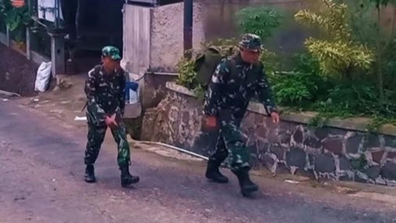Serma Waroka memulai perjalanannya dari kediamannya di Malangbong dengan tujuan akhir akhir ke Kodim 0611 Garut.