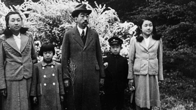 Kaisar Hirohito (tengah) berfoto bersama Putra Mahkota Akihito (dua kanan) dan saudara perempuannya Putri Shigeko dari Teru, Putri Atsuko dari Yori, dan Putri Kazuko dari Taka, foto ini diduga diambil pada tahun akhir 30-an atau awal 40-an. (AFP)