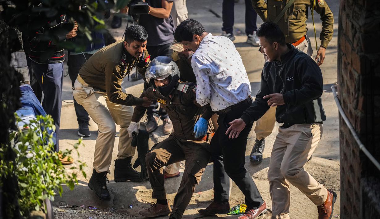 Namun, ketika berupaya keras menangkap macan tutul tersebut, dua petugas diserang dan melukai mereka. (AP Photo/Anupam Nath)