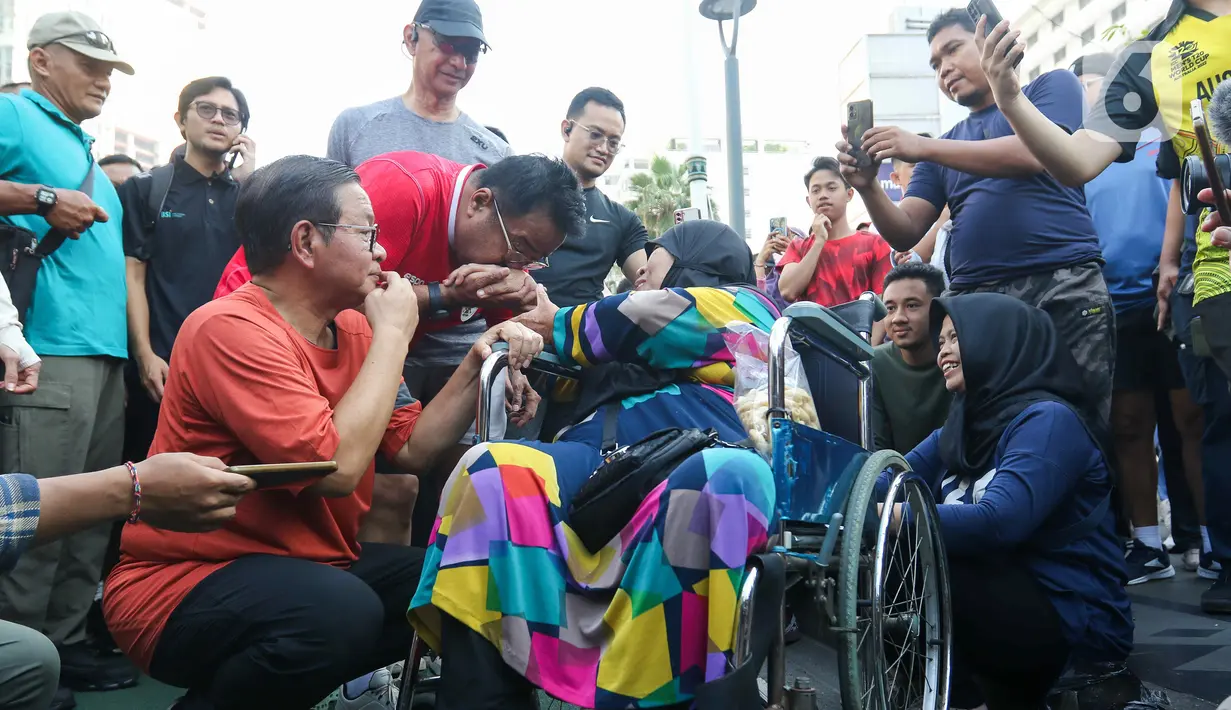 Setibanya di lokasi CFD, Pramono Anung dan Rano Karno langsung dikerumuni masyarakat yang ingin berswafoto. (Liputan6.com/Herman Zakharia)