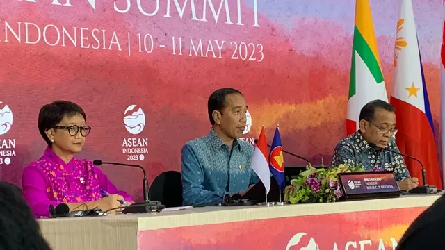 Konferensi pers oleh Presiden RI Jokowi didampingi oleh Menlu Retno Marsudi dan Mensesneg Pratikno usai KTT ke-42 ASEAN 2023 di Media Center, Labuan Bajo, Nusa Tenggara Timur (NTT), Kamis (11/5/2023). (Liputan6/Benedikta Miranti)