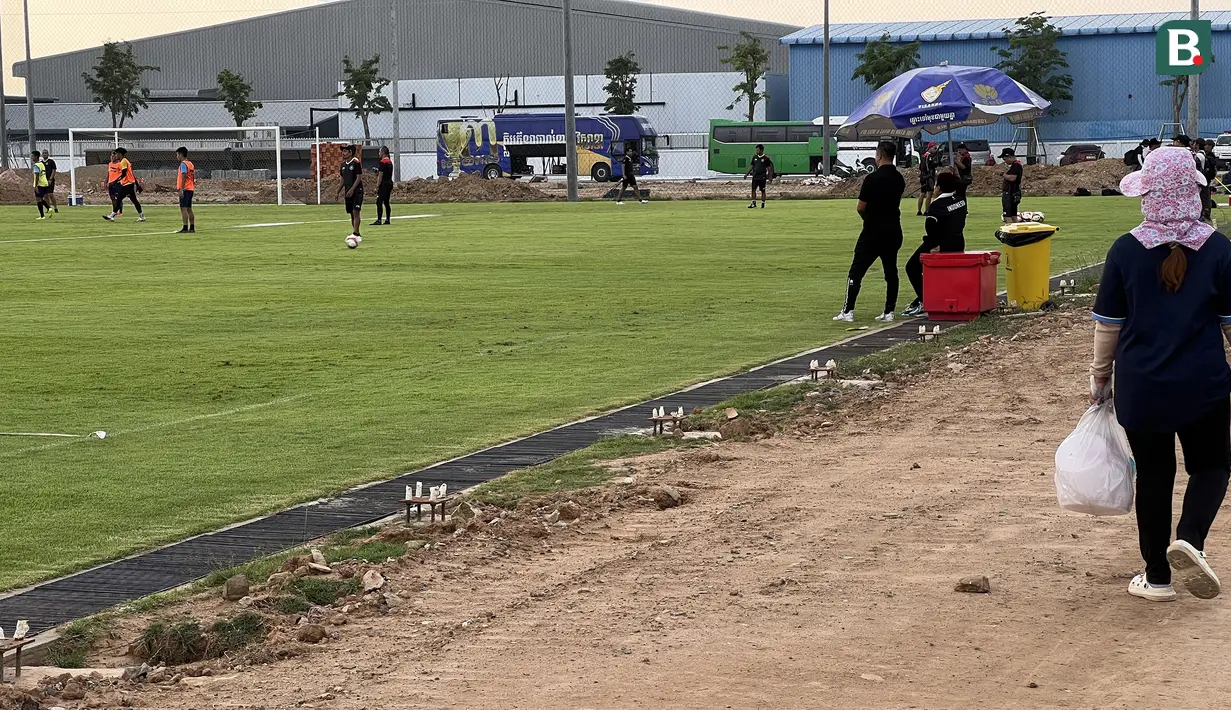 Suasana sesi latihan terakhir Timnas Indonesia U-22 di Visakha Training Center, Rabu (3/5/2023) jelang menghadapi Myanmar pada laga kedua Grup A SEA Games 2023 yang akan digelar Kamis, 4 Mei 2023. (Bola.com/Gregah Nurikhsani)
