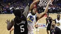 Andre Iguodala melakukan dunk saat Warriors melawan Clippers (AP)