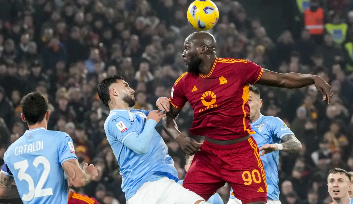 Lazio harus bekerja keras sebelum menyingkirkan sang tetangga, AS Roma dengan skor tipis 1-0. (AP Photo/Gregorio Borgia)