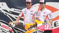 Pembalap Honda Marc Marquez dan Dani Pedrosa menunjukan motor baru Repsol Honda team di Sentul, Jawa Barat, Minggu (14/2). Motor terbaru dengan no 93 tersebut nantinya akan di gunakan dalam ajang motor GP di 2016. (Liputan6.com/Angga Yuniar)