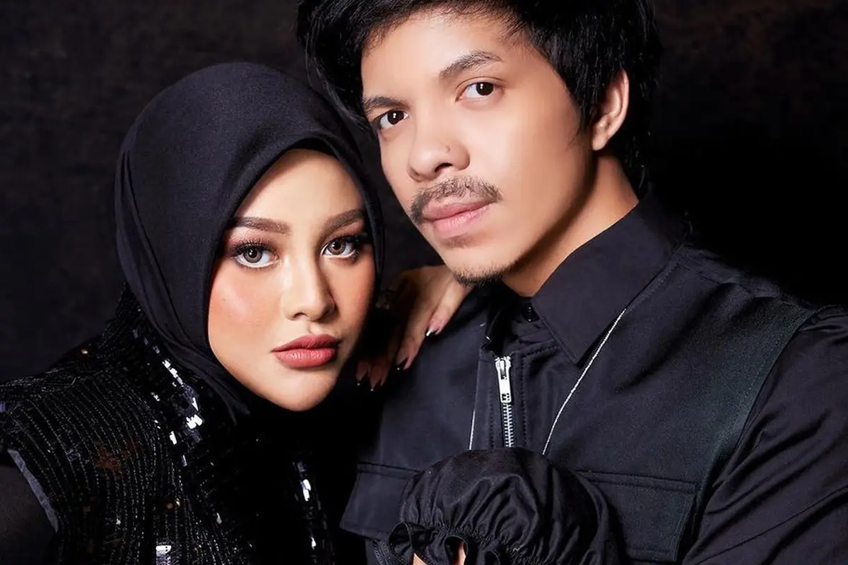 Gaya Pemotretan Keluarga Aurel Hermansyah dan Atta Halilintar, Tampil Elegan dengan Busana Serba Hitam