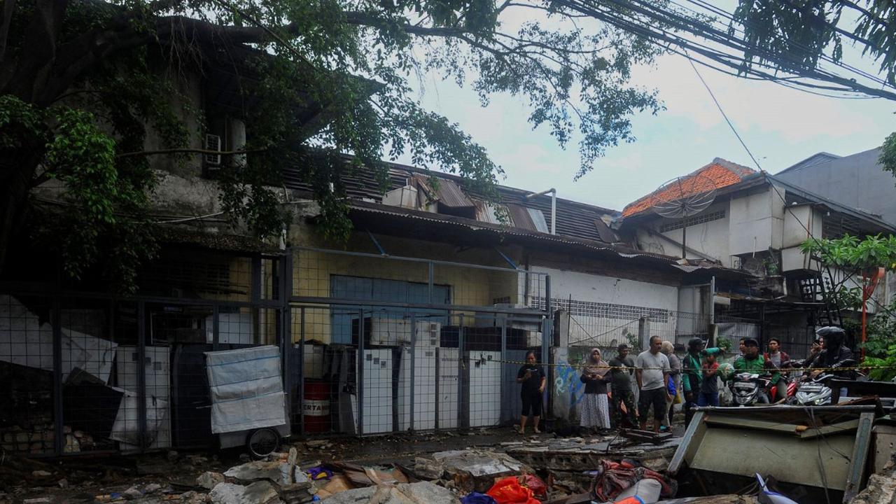 Terlihat kondisi fisik tembok perbatasan SPBU yang roboh tampak berserakan di Jalan Tebet Barat Dalam Dua, Jakarta Selatan, Minggu (21/1/2024) siang.<br>( Foto merdeka.com / Arie Basuki )