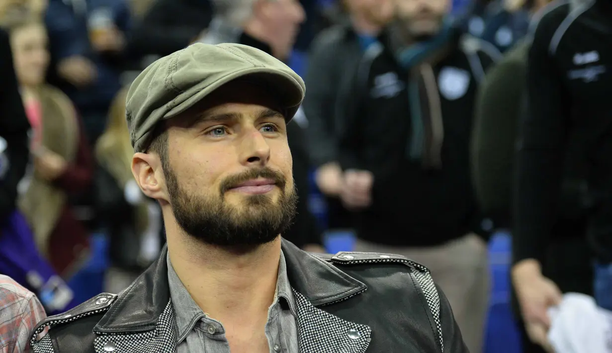 Penyerang Arsenal, Olivier Giroud saat menyaksikan laga NBA Global Game London 2016 basketball antara Orlando Magic vs Toronto Raptors di O2 Arena, London, Kamis (14/1/2016). (AFP Photo/Glyn Kirk) 
