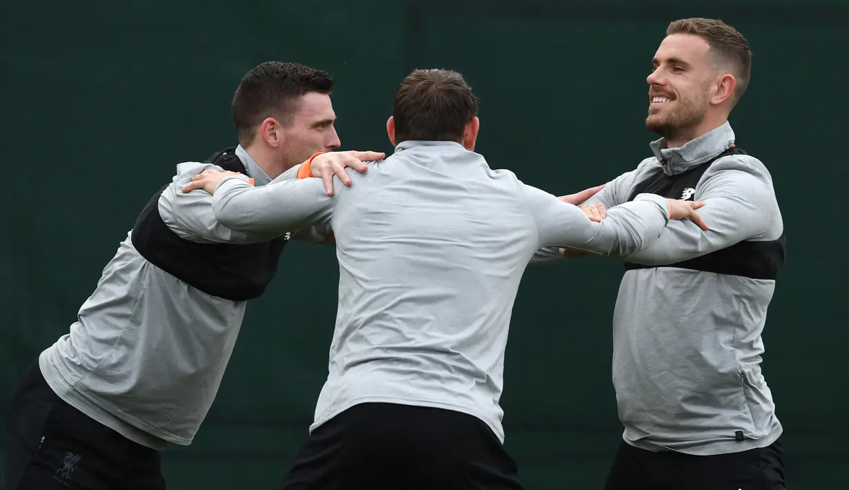 Kapten Liverpool, Jordan Henderson (kanan) saat berlatih lbersama rekan-rekannya di Melwood Training Ground, Liverpool, (3/4/2018). Liverpool akan menjamu Manchester City pada leg pertama Liga Champions. (AFP/Paul Ellis)