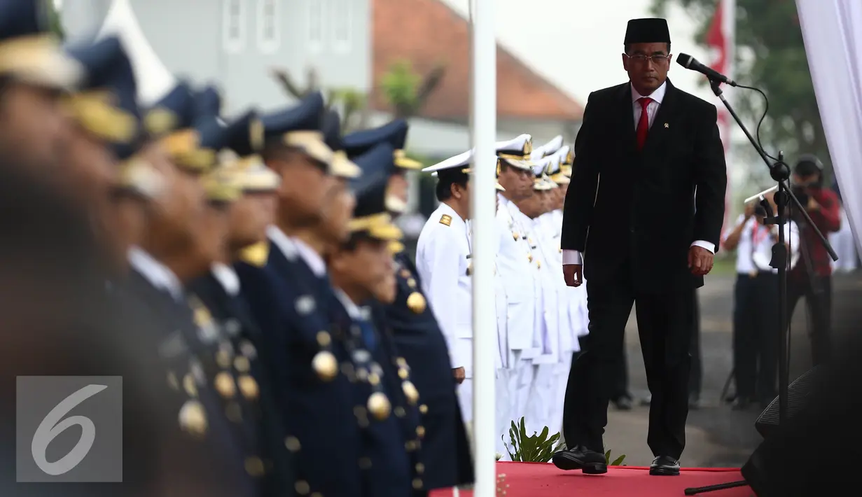 Menhub, Budi Karya Sumadi memimpin upacara pelantikan di STPI Curug, Tangerang, Kamis (8/9). Sebanyak 2.116 perwira transportasi dilantik, Mereka merupakan lulusan dari 14 sekolah transportasi dari matra darat, laut, dan udara. (Liputan6.com/Faizal Fanani