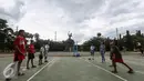 Sejumlah remaja bermain bola voli di Lapangan Merdeka, Ambon, Maluku, Senin (7/2). Ambon manise adalah semboyan kota Ambon. Semboyan ini menggambarkan betapa manisnya kota dan masyarakat Ambon. (Liputan6.com/Faizal Fanani)