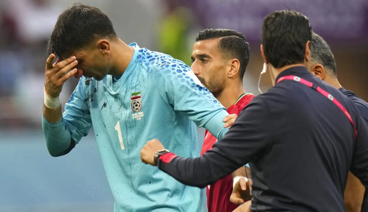 Beinranvand sempat mendapat perawatan dari tim medis dan melanjutkan pertandingan namun hanya beberapa saat sang kiper memberikan gestur meminta diganti. (AP/Alessandra Tarantino)