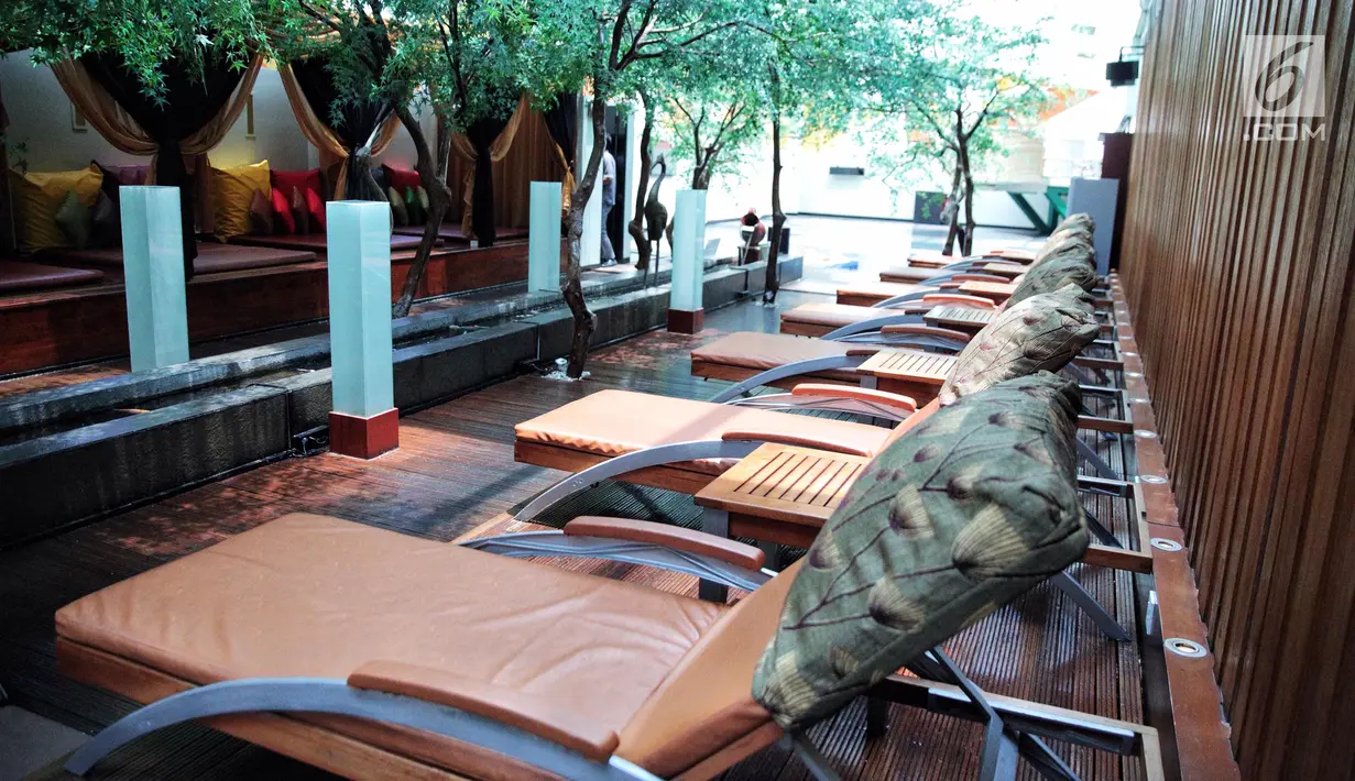 Deretan kursi malas yang terlihat di lantai tujuh Hotel Alexis, Jakarta, Selasa (31/10). Di sini pelanggan bisa bersantai di tujuh kursi santai semi tempat tidur berwarna coklat yang disediakan. (Liputan6.com/Faizal Fanani)