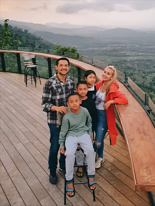 Selain ke luar negeri, tidak jarang Oka mengajak istri dan buah hatinya liburan ke berbagai tempat di Indonesia, salah satunya ialah ke Magelang. Di dekat kawasan wisata Candi Borobudur, keluarga ini menikmati serunya pemandangan pegunungan dan Candi dari atas bukit. (Liputan6.com/IG/@oks_antara)